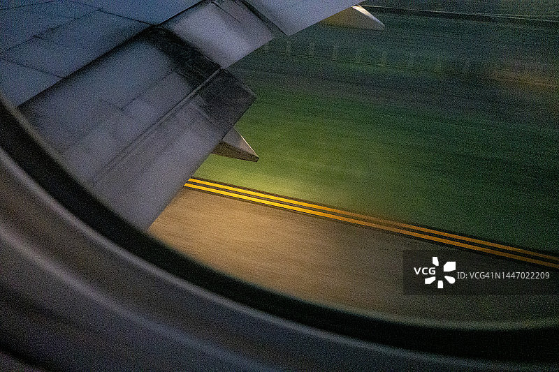 夜间飞机起飞图片素材