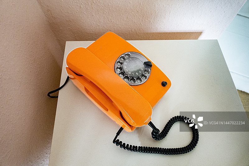 俯视角度的橙色拨盘式电话图片素材