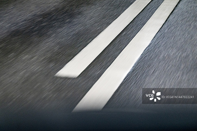 高速公路上模糊的分隔线图片素材