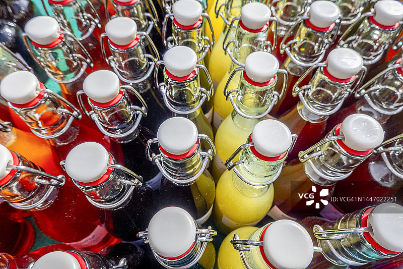 俯视角度拍摄的带糖浆的卡扣瓶图片素材