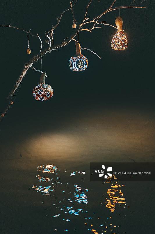 夜晚神奇发光的浪漫彩色摩洛哥马赛克灯笼图片素材