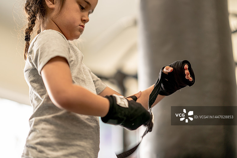 女孩进行拳击训练图片素材