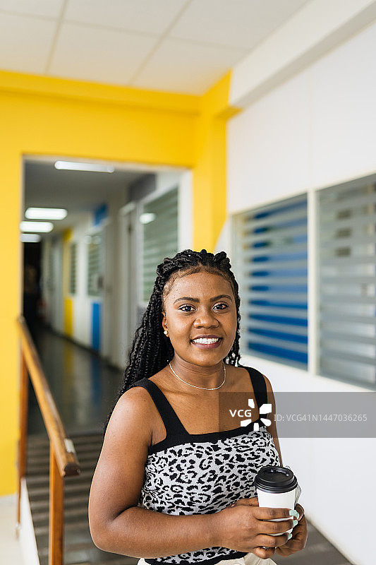 办公室里的白领女性图片素材