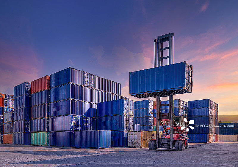 用于物流进出口业务的工业集装箱堆场和叉车图片素材