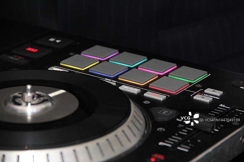带转盘的音乐DJ台图片素材