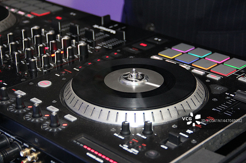 带转盘的音乐DJ台图片素材