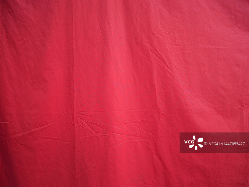 特写：巴黎的红色塑料防水布图片素材