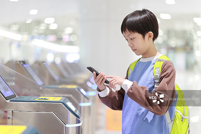 在地铁站使用智能手机进行非接触支付图片素材