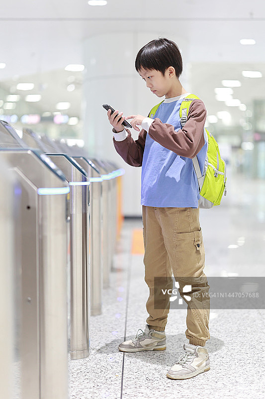 在地铁站使用智能手机进行非接触支付图片素材