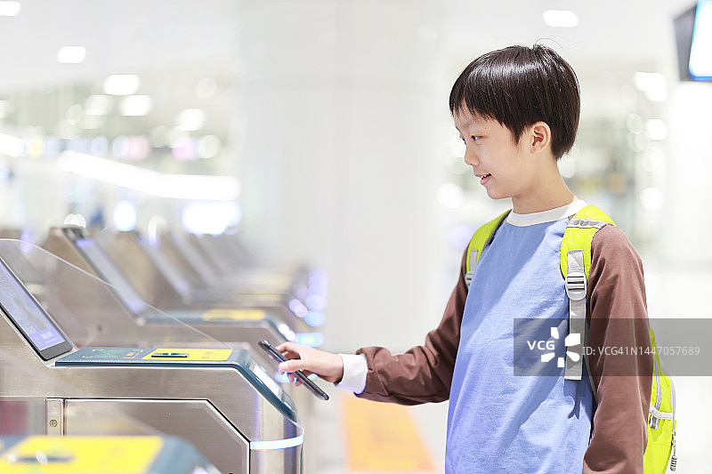 在地铁站使用智能手机进行非接触支付图片素材