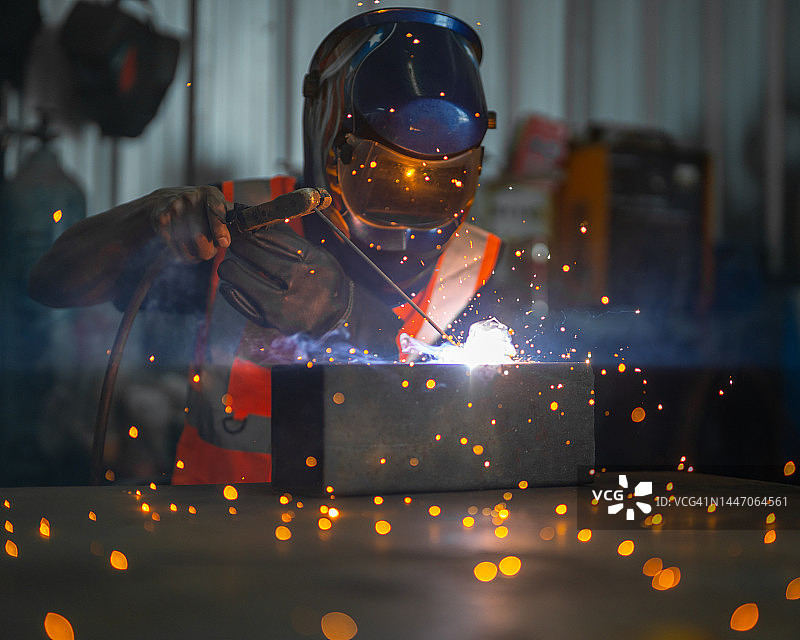 车间工业焊接工人图片素材