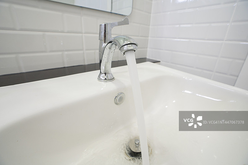 水龙头，浴室水槽流水，现代清洁房屋，卫生概念图片素材