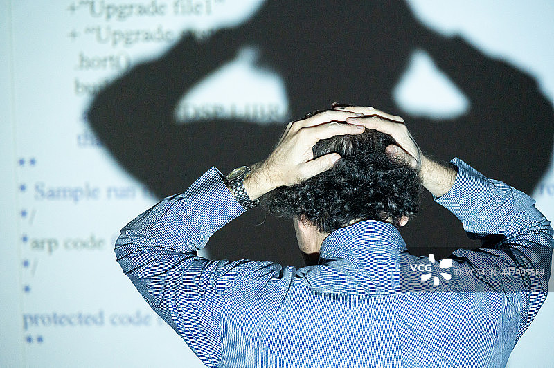 代码无法运行！一个人在黑板上向学生展示编程代码图片素材