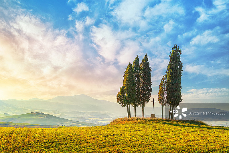 清晨带十字架的托斯卡纳丝柏树图片素材