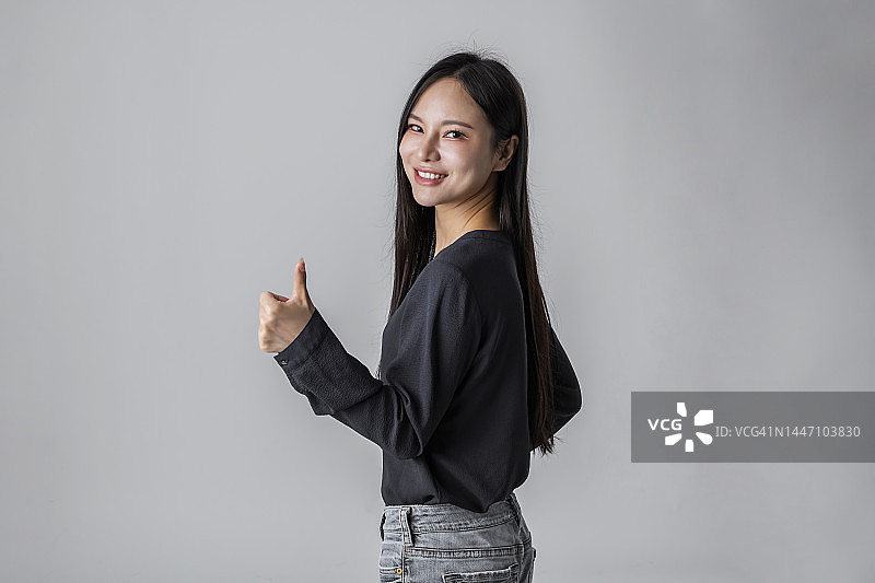 兴奋的女人竖起大拇指图片素材