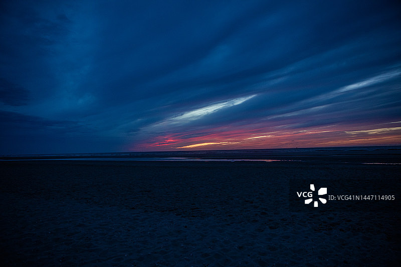 夜晚的深色海景海岸线图片素材
