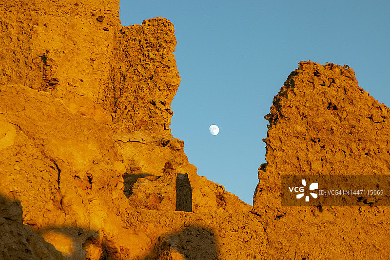 埃及锡瓦绿洲沙利堡垒上的月亮图片素材