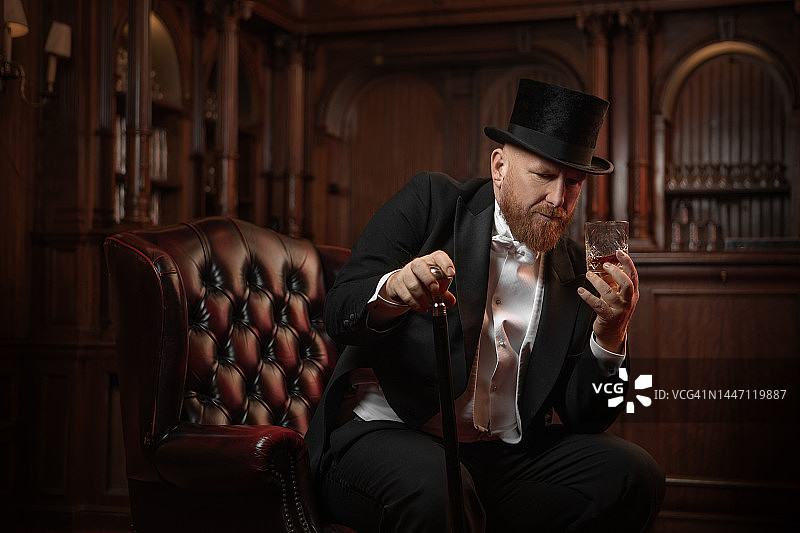 在绅士俱乐部里，一位英俊优雅的1920年代风格的红发绅士图片素材