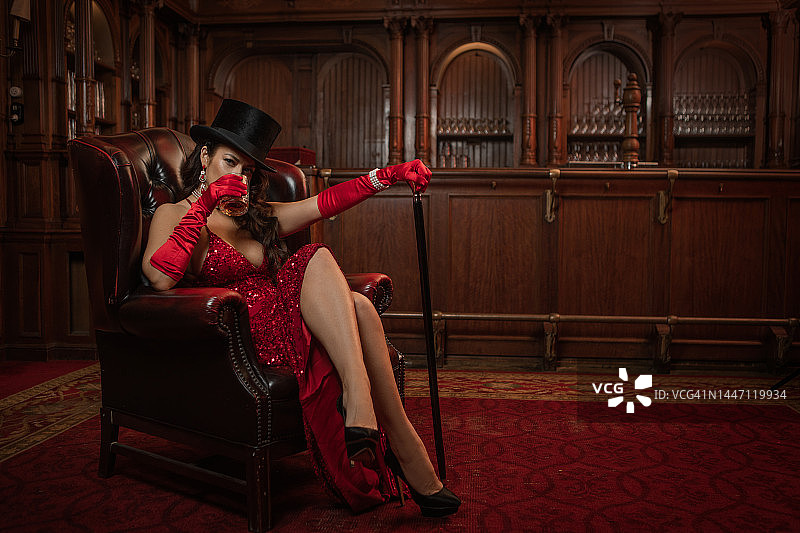 棕色酒吧里20世纪20年代风格的漂亮黑发美女图片素材