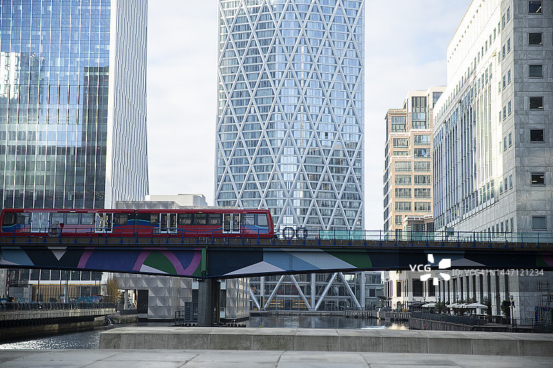 伦敦码头区周边的城市景观图片素材