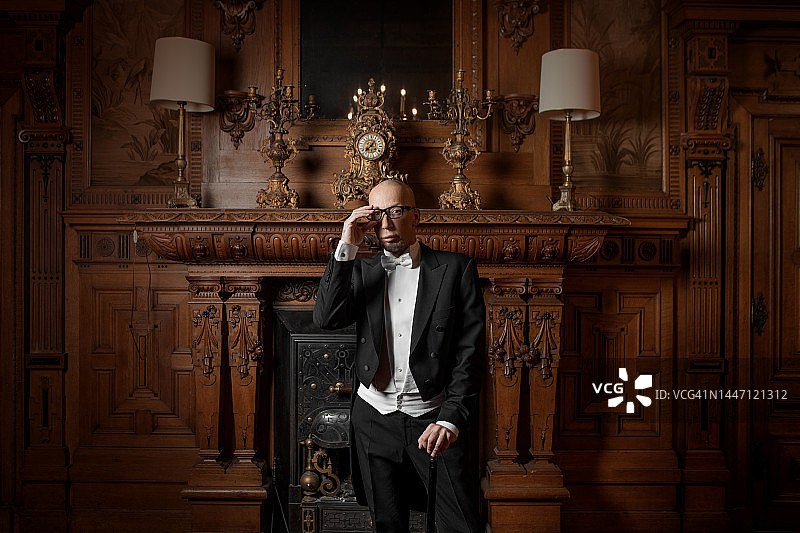 身穿豪华住宅的英俊优雅的1920年代风格绅士图片素材