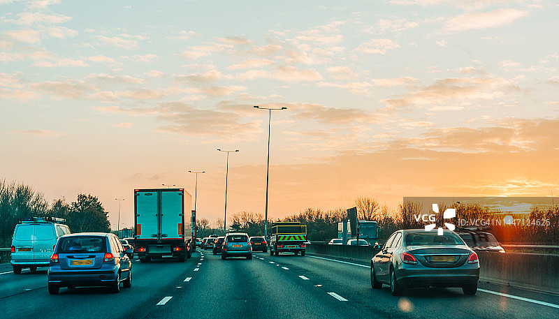 繁忙的多车道道路上的交通图片素材