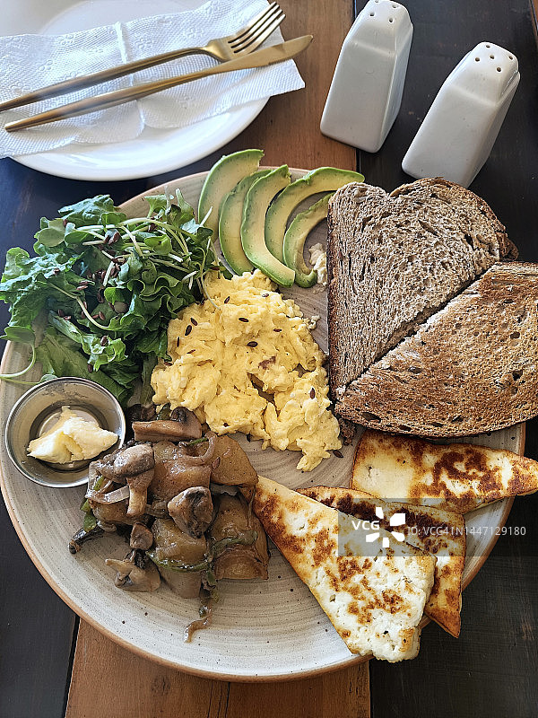 牛油果鸡蛋和蘑菇早餐图片素材