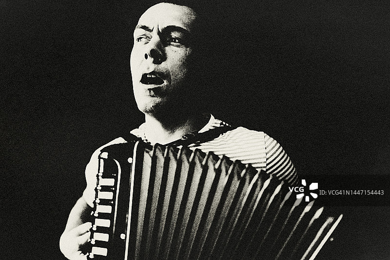 单人表演者图片素材