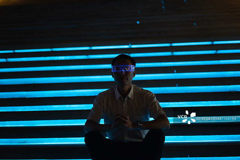 戴着智能眼镜体验虚拟游戏的男人图片素材