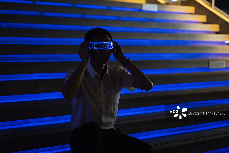 戴着智能眼镜体验虚拟游戏的男人图片素材