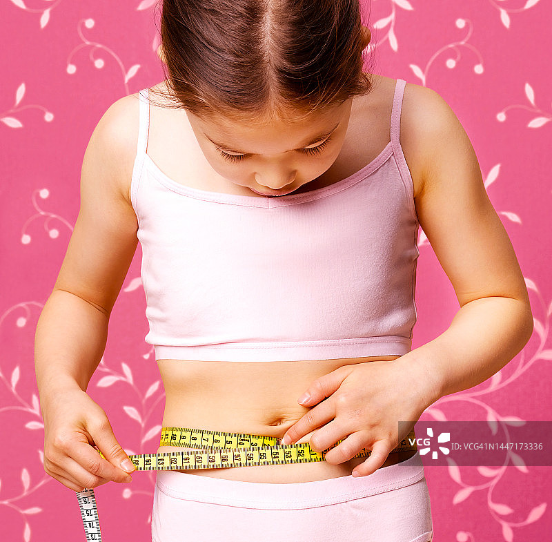 过于关注自身身材的年轻女孩图片素材