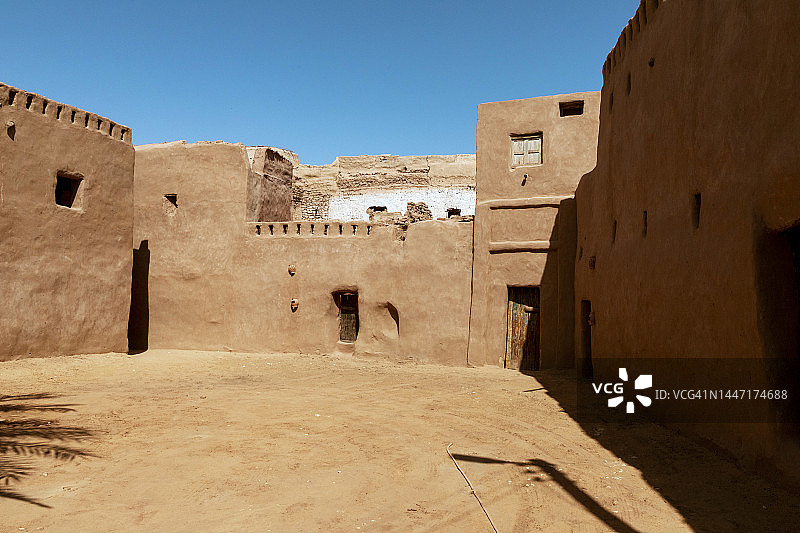 埃及西部绿洲巴拉特的泥砖村庄图片素材