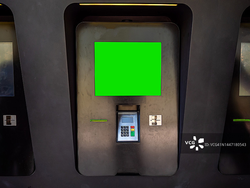 现金机票务机绿色屏幕终端 - 空白专业绿色屏幕色度键营销广告牌，允许将绿色屏幕替换为营销或广告代理商的图像或视频活动内容图片素材