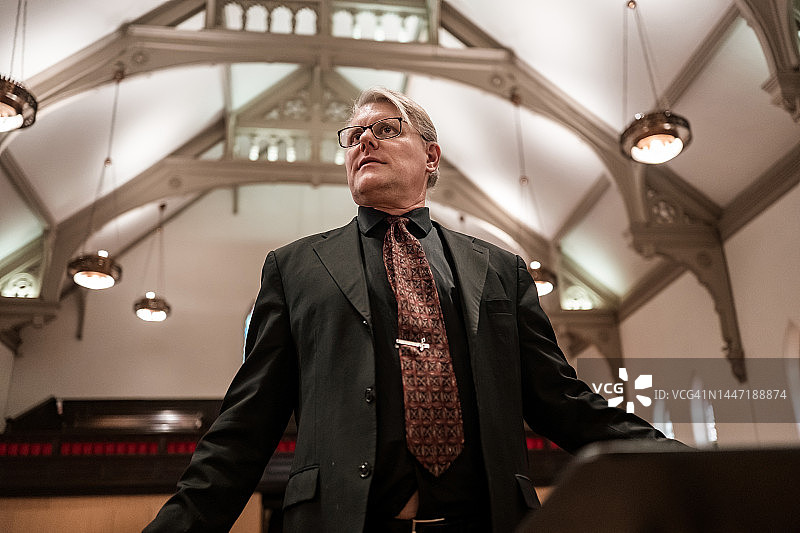 音乐会上的教堂合唱团指挥图片素材