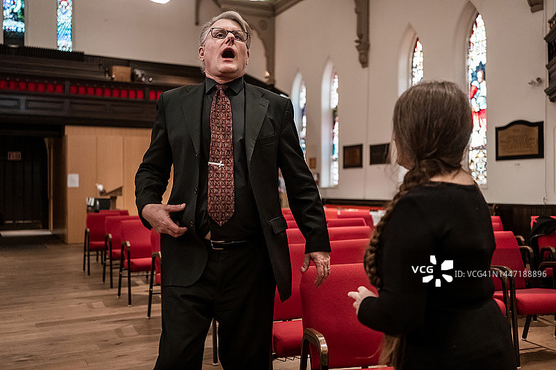 音乐会上的教堂合唱团指挥图片素材