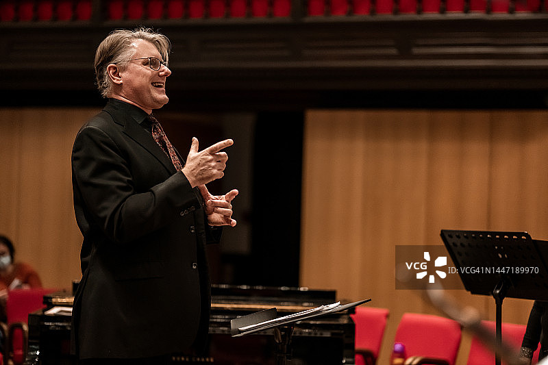 音乐会上的教堂合唱团指挥图片素材