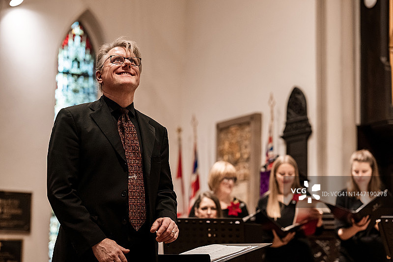 音乐会上的教堂合唱团指挥图片素材