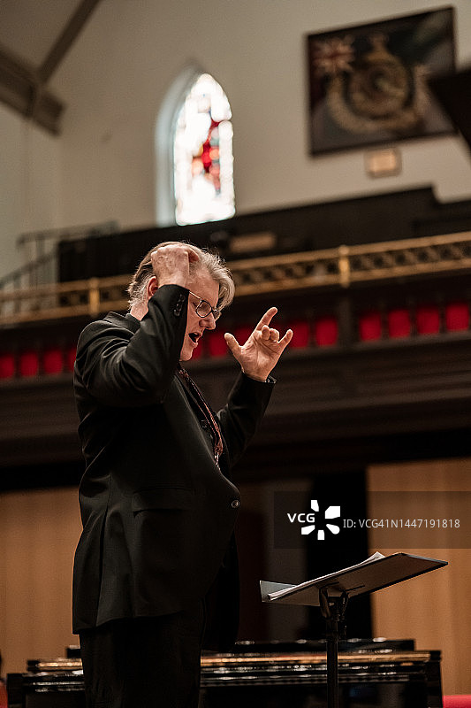 音乐会上的教堂合唱团指挥图片素材