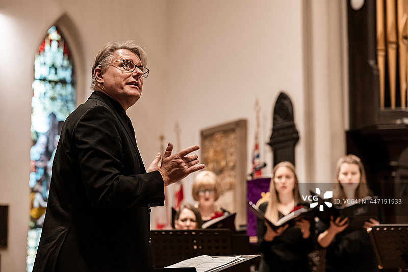 音乐会上的教堂合唱团指挥图片素材