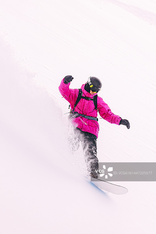 滑雪者滑下山坡图片素材