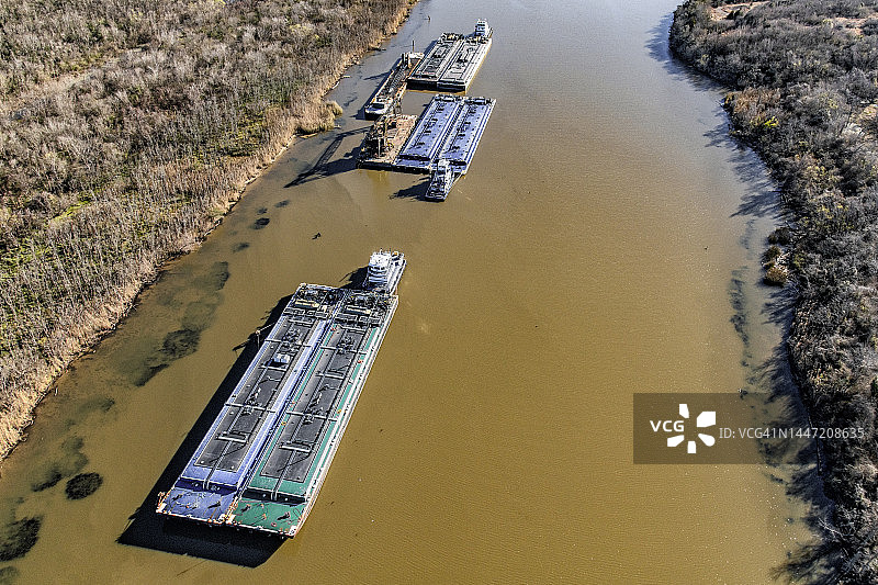 莫比尔河上的驳船图片素材