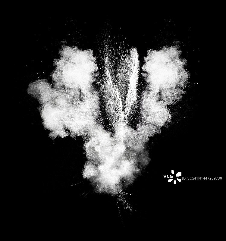 黑色背景上由灰尘和烟雾爆炸产生的冲击波图片素材