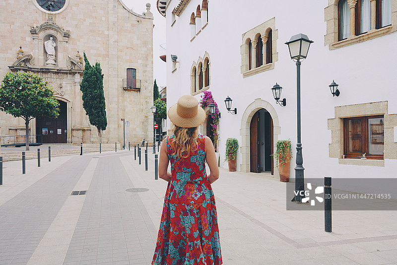 在西班牙加泰罗尼亚布拉瓦海岸托萨德马尔的街道上行走的一名女子图片素材