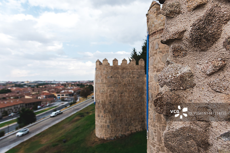 阿维拉市的中世纪围墙，从墙顶看图片素材