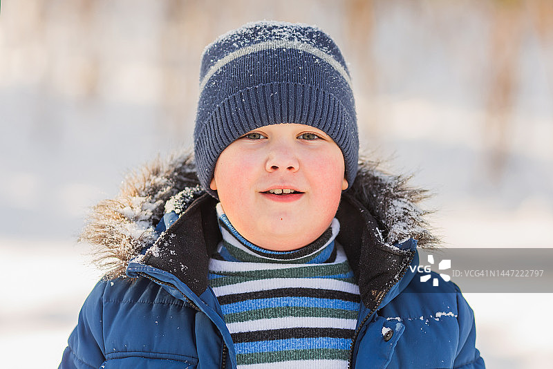 冬日森林里的孩子：奔跑与嬉戏图片素材
