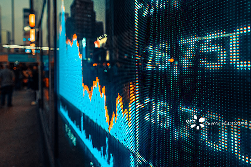 城市景观在玻璃上反射的股市行情展示图片素材