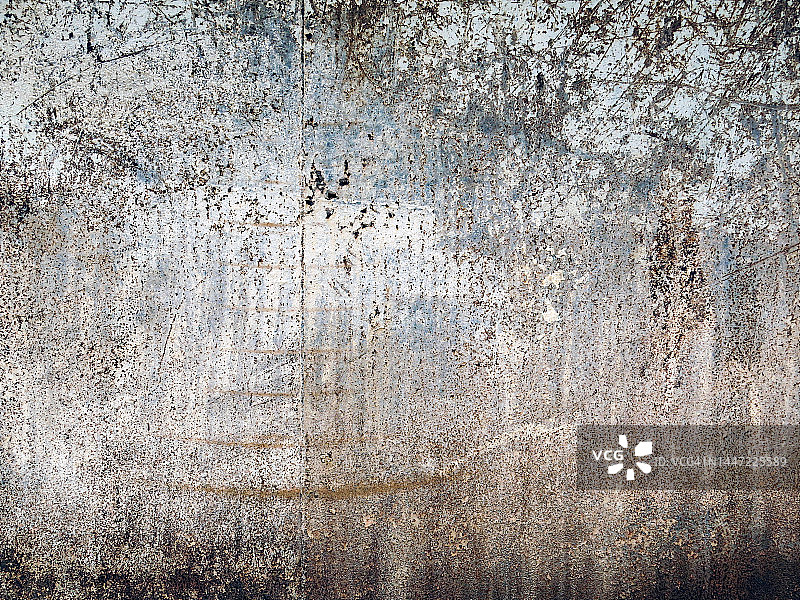 巴黎生锈和纹理金属板上的风化白色和蓝色画作图片素材