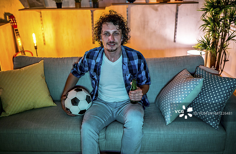 男人在家观看足球比赛图片素材