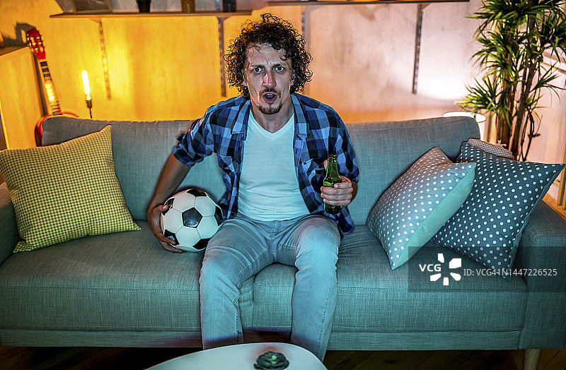 男人在家观看足球比赛图片素材
