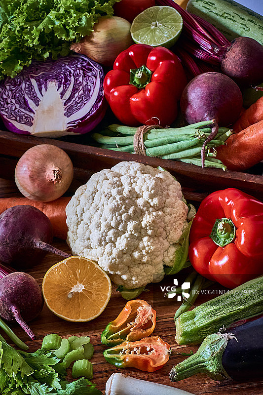 木箱里的什锦新鲜蔬菜和水果图片素材